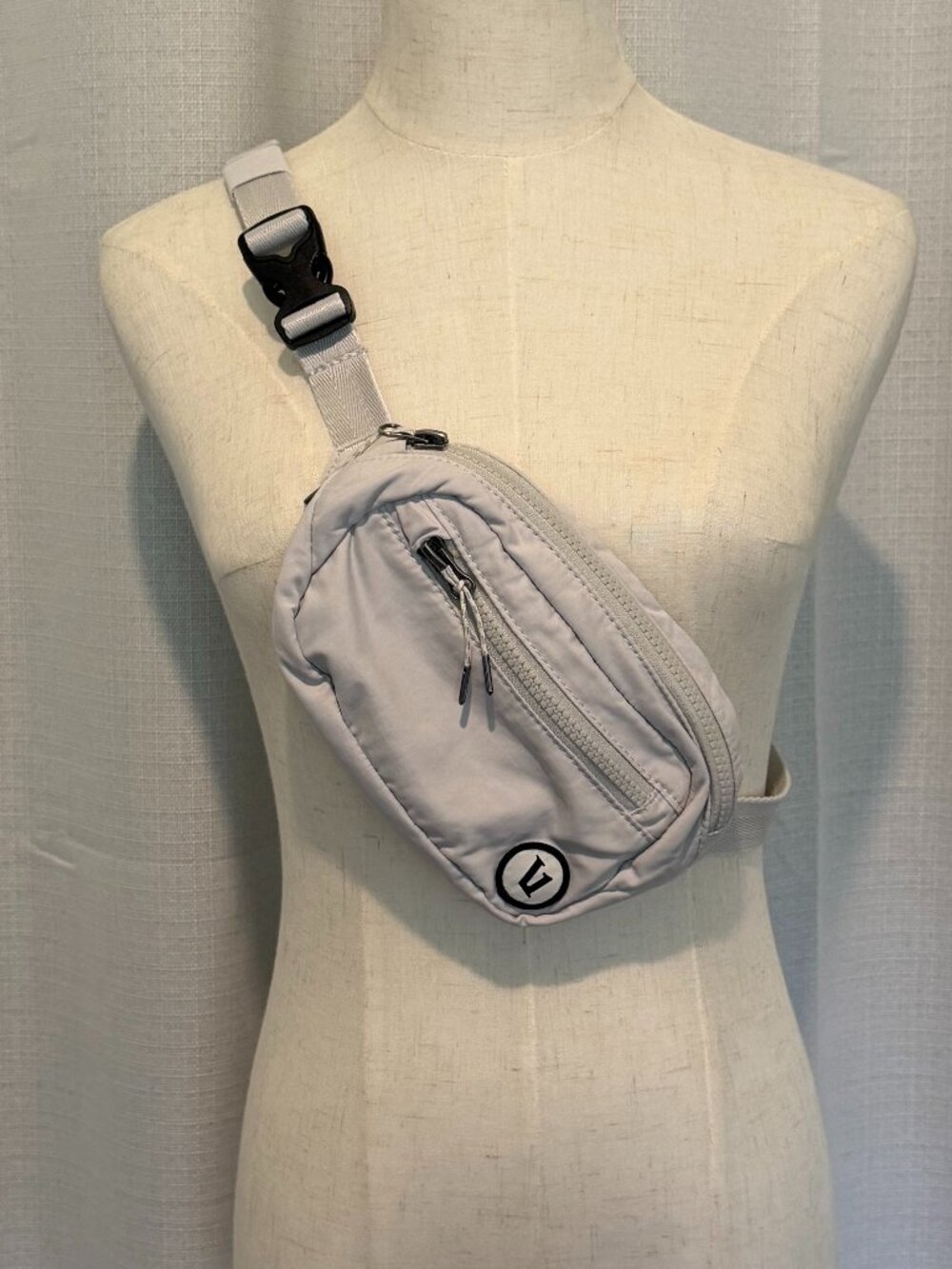 Vuori Hip Pack Belt Bag Fanny Pack - Salt White OS - Excellent Used Condition - Picture 2 of 9